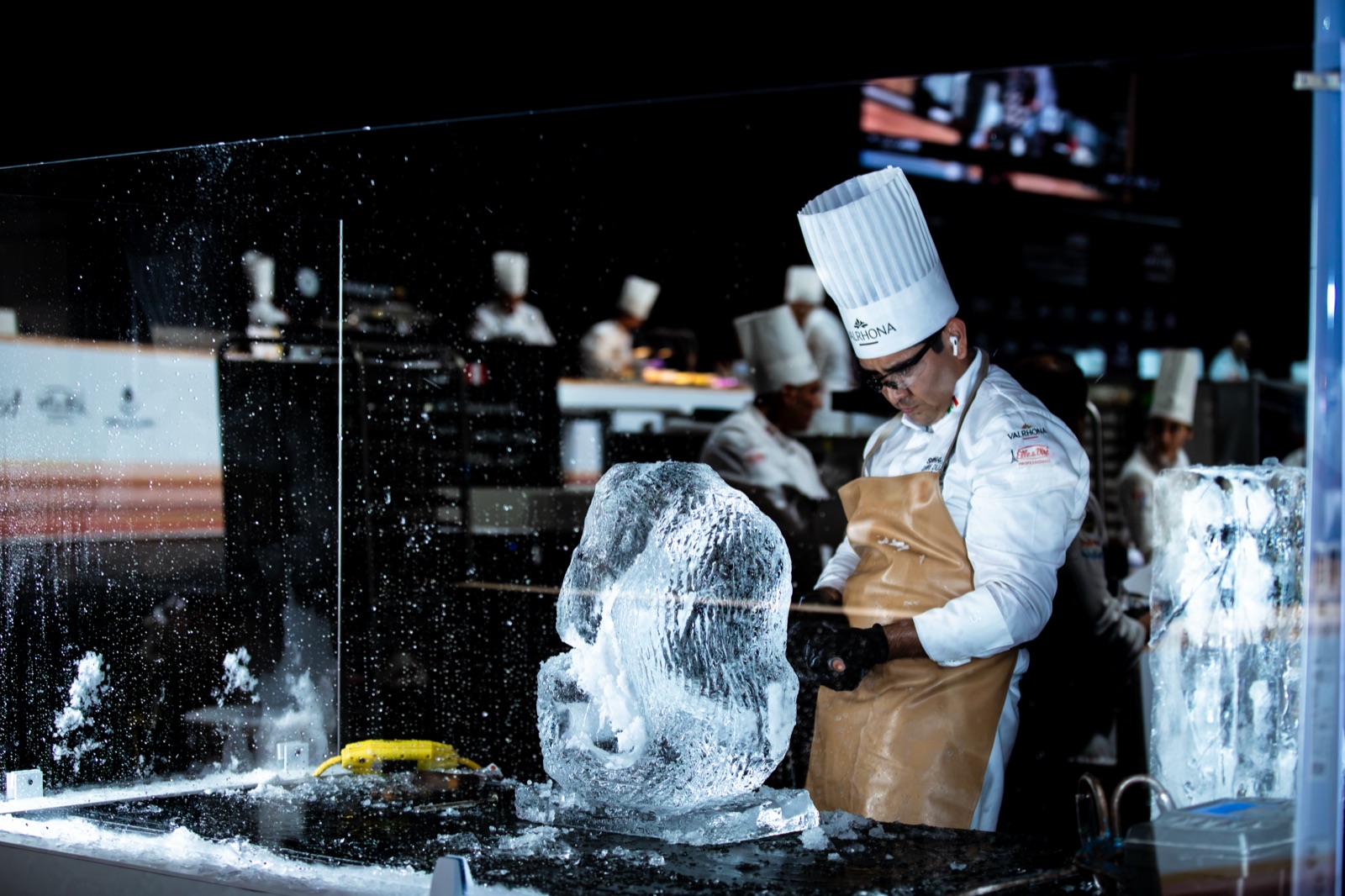 Carlos Rocha talla una escultura de hielo en plena competencia