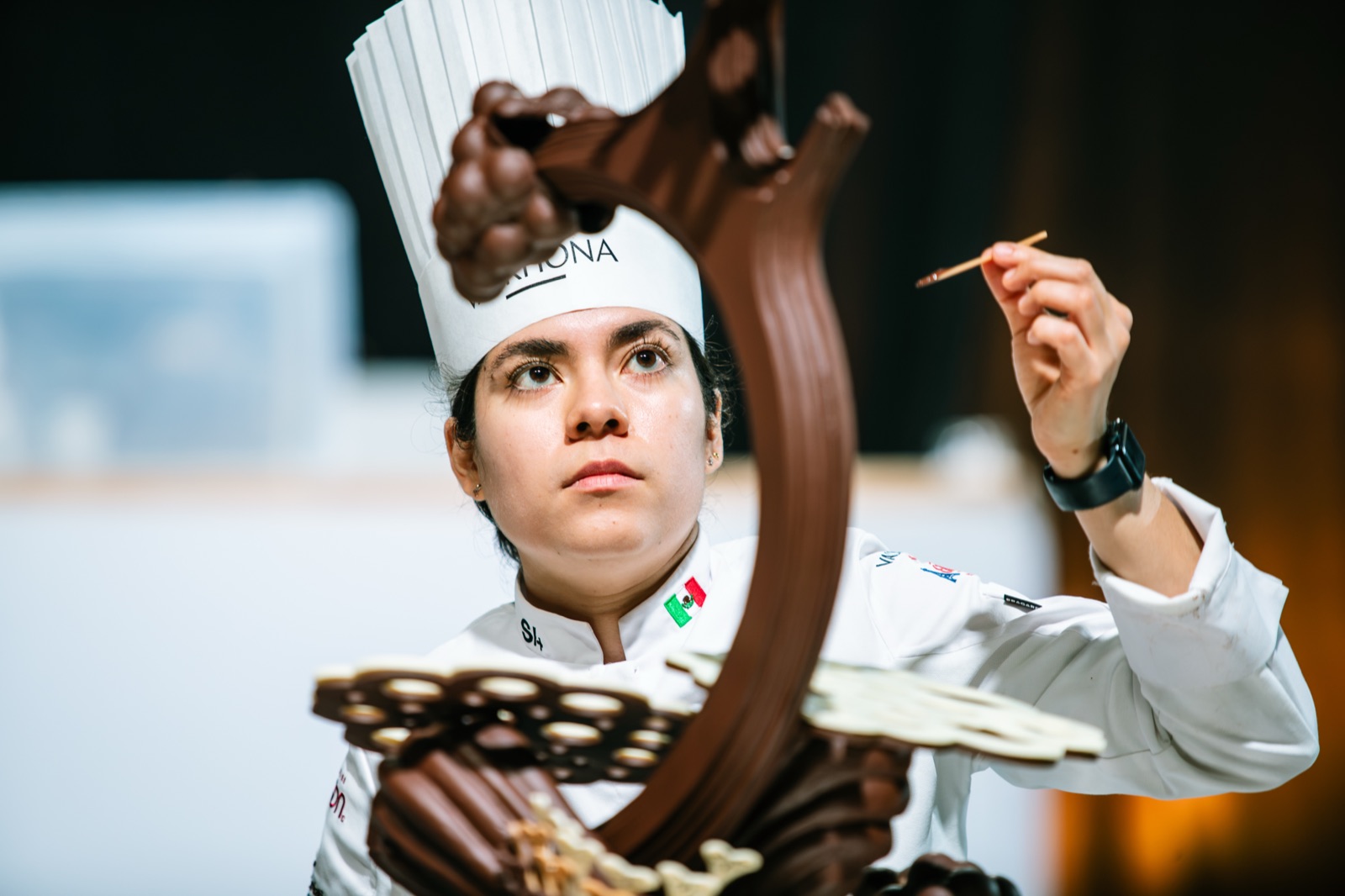Roxana Flores da los últimos toques a su escultura de chocolate